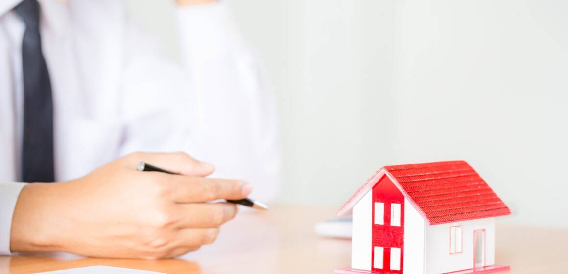 real-estate-agent-present-property-house-e1621846112538 (1) У Вінниці поліція повідомила про підозру держреєстратору