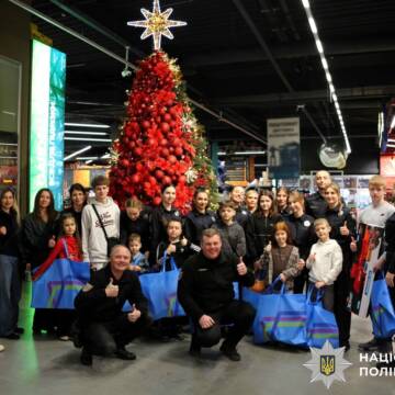 v15_5ab84b1fe7ec1dc3026a48ad6cba0f4a У Вінниці для дітей полеглих воїнів влаштували івент «Різдво із поліцейським»