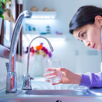 _vodopostachannya_vidklyuchennya_zhinka_zi_sklyankoyu_na_kuhni_namagaetsya_nabrati_krapli_fioletove_hudi_gettyimages_1292718513_ff97a7d09cc8dafaaa9e78ee8dd96de1_1300x820 Ремонтні роботи 17 грудня: перелік адрес, де не буде води та електроенергії