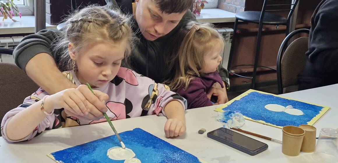 Ветеран та його донечки малюють картини У Вінниці для татусів-ветеранів та їхніх дітей влаштували творчий майстерклас з малювання картин