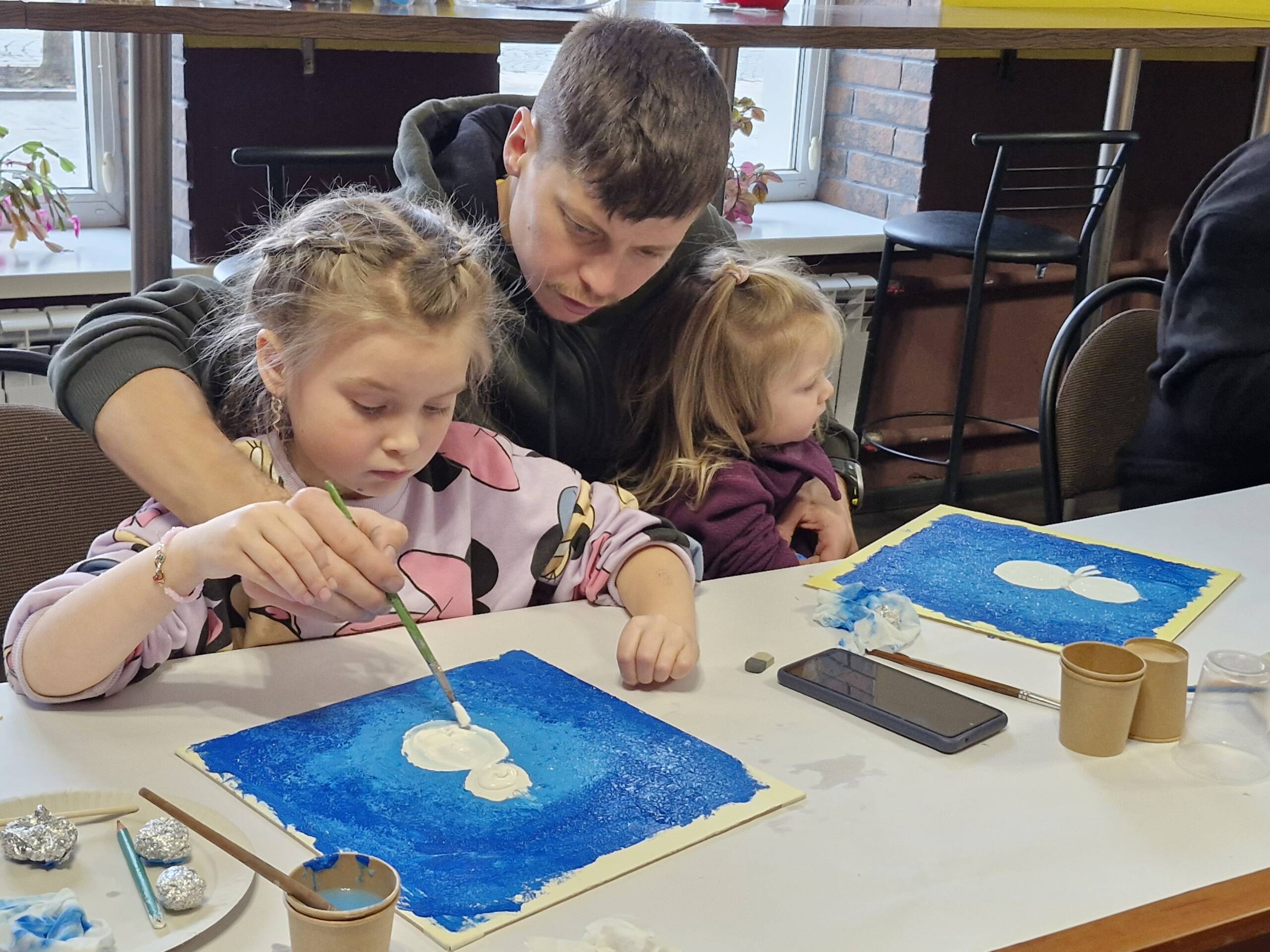 У Вінниці для татусів-ветеранів та їхніх дітей влаштували творчий майстерклас з малювання картин