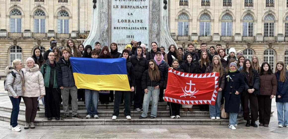 Діти з прапорами у Франції Діти військових з Вінниччини відпочивають у Франції