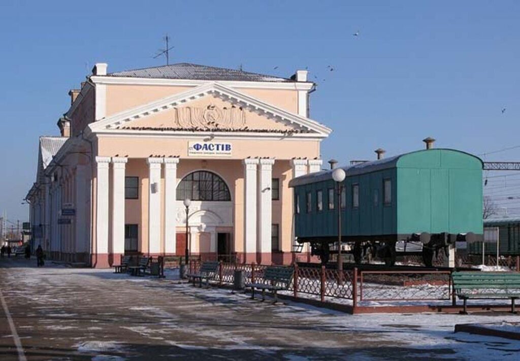 Козятинська електричка змінила рух через обстріл залізниці у Фастові