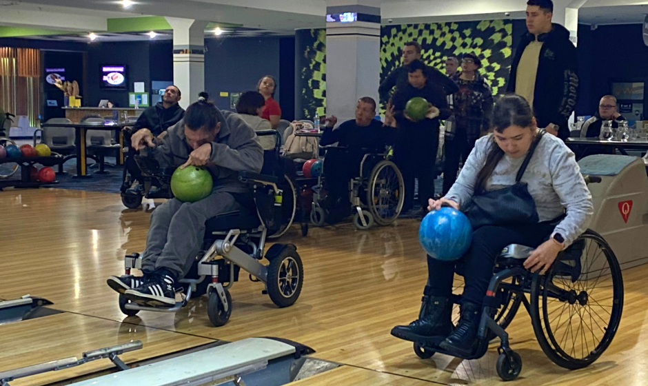 Учасники грають у боулінг У Вінниці організували похід в боулінг для молоді з інвалідністю