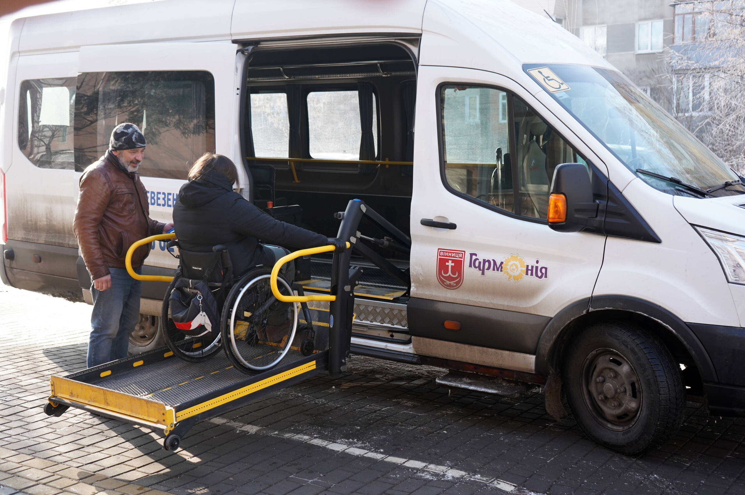 Без бар’єрів: як у Вінниці працює служба перевезення для людей на кріслах колісних