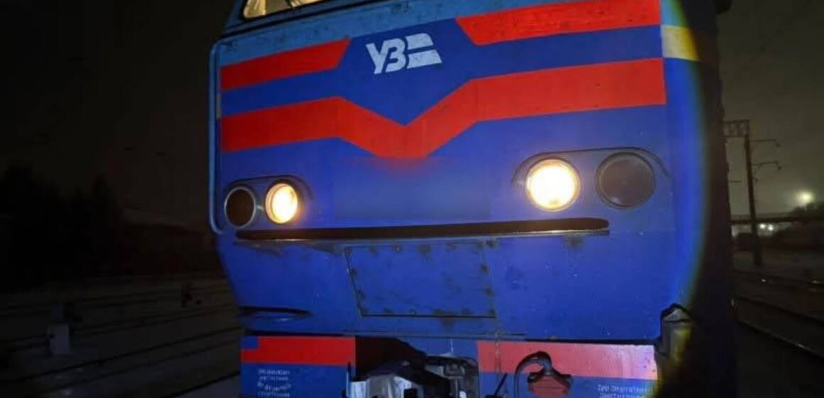 У Жмеринці поїзд збив чоловіка, який йшов по коліях