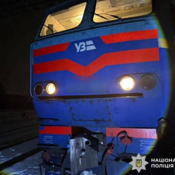 У Жмеринці поїзд збив чоловіка, який йшов по коліях