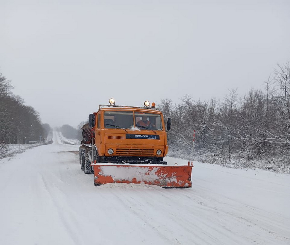 Дорожники забезпечили проїзд засніженими автошляхами Вінниччини