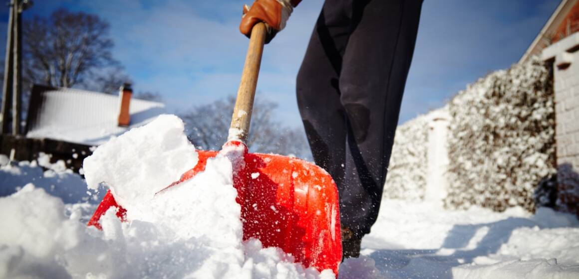У Вінниці комунальники всю ніч обробляли дороги протиожеледними засобами