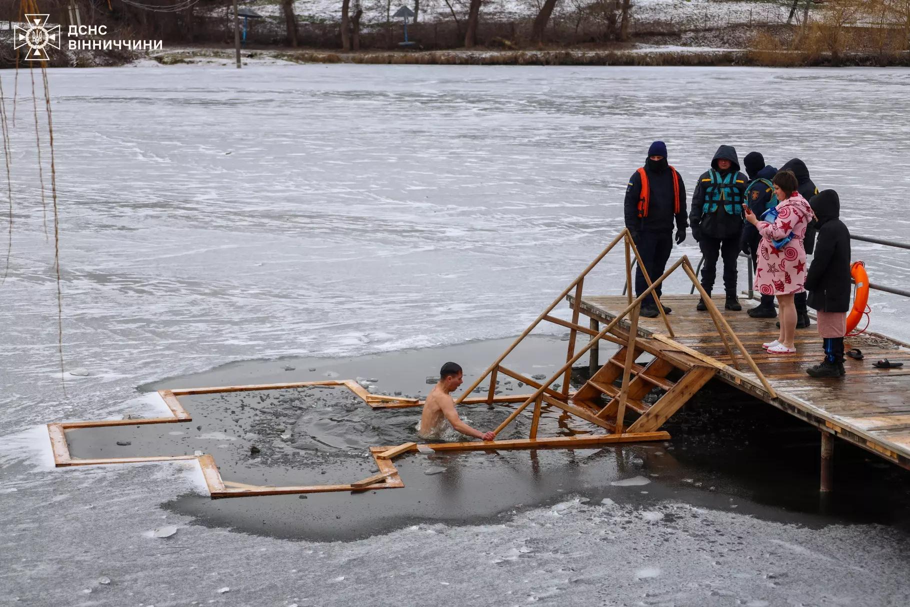 Напередодні Водохреща рятувальники закликають дотримуватися правил безпеки під час купання у водоймах