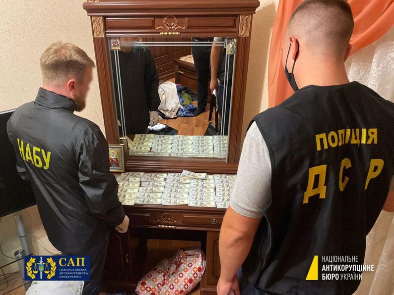 Звільнено суддю Тиврівського районного суду