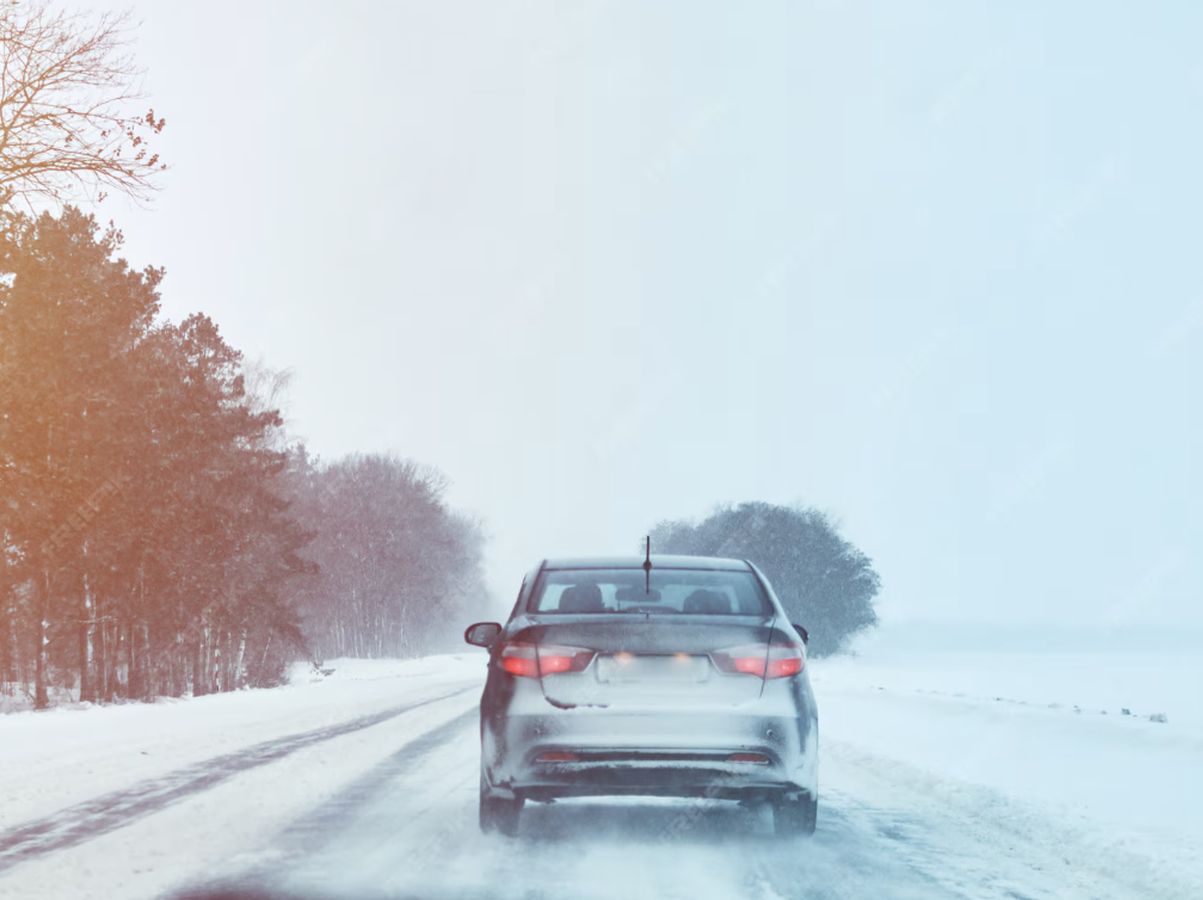 Слизька дорога: що варто знати водіям для безпечного зимового руху