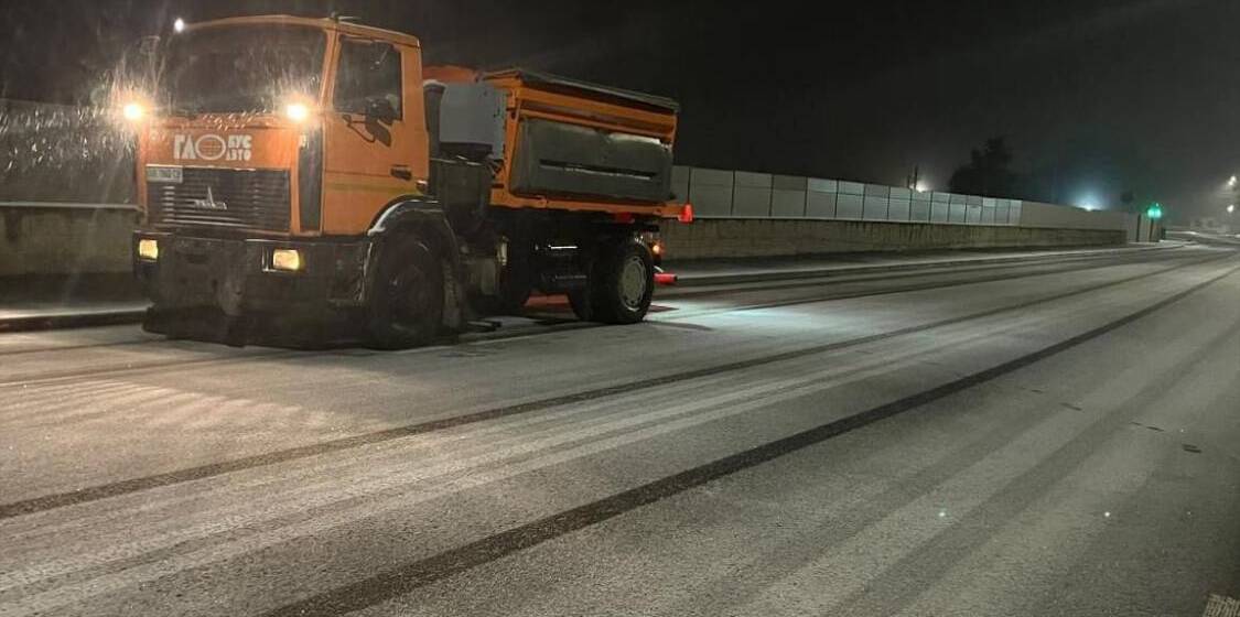 483523158_656185186917041_1505042703192163034_n У Вінниці триває протиожеледна обробка доріг і пішохідних зон