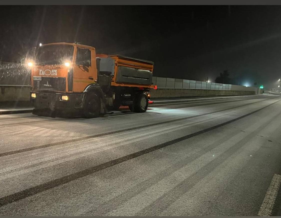 У Вінниці триває протиожеледна обробка доріг і пішохідних зон