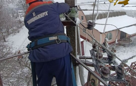 Після обледеніння у Вінниці відновлюють мережі: одночасне вмикання приладів може спричинити відключення