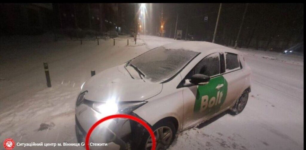Нічна ДТП у Вінниці: водій Renault врізався в металевий стовпчик