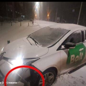 Нічна ДТП у Вінниці: водій Renault врізався в металевий стовпчик