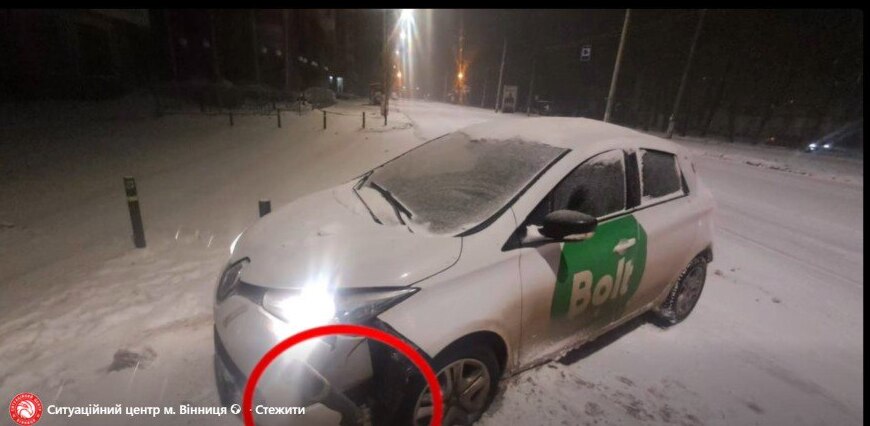 Нічна ДТП у Вінниці: водій Renault врізався в металевий стовпчик