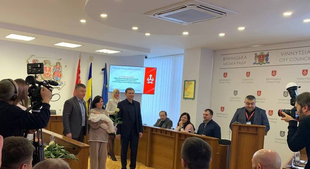 Цьогоріч у Вінниці народились 17 «везунчиків»: у міськраді привітали батьків, які народили малюків на Різдво та Новий рік