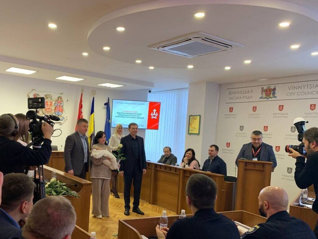 Цьогоріч у Вінниці народились 17 «везунчиків»: у міськраді привітали батьків, які народили малюків на Різдво та Новий рі