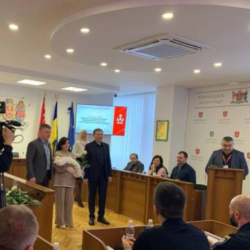 Цьогоріч у Вінниці народились 17 «везунчиків»: у міськраді привітали батьків, які народили малюків на Різдво та Новий рік