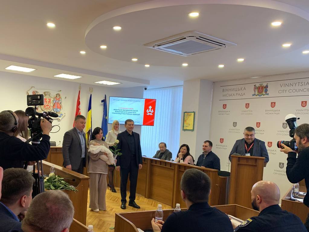 Цьогоріч у Вінниці народились 17 «везунчиків»: у міськраді привітали батьків, які народили малюків на Різдво та Новий рік