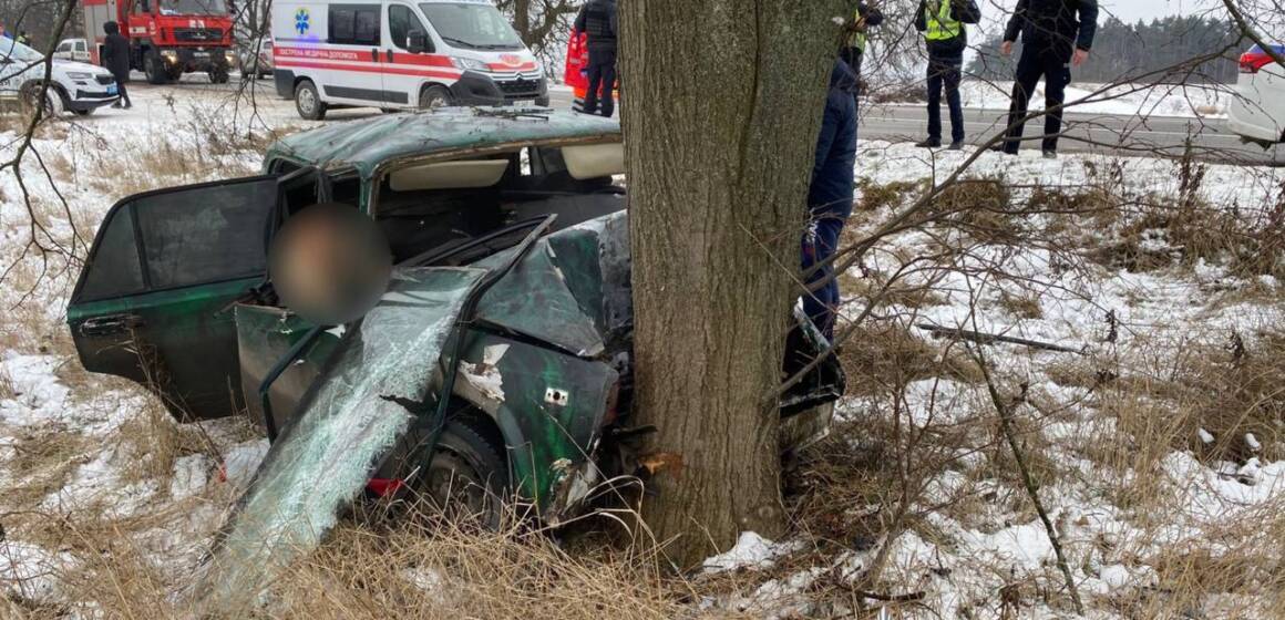 Смертельна ДТП у Вінницькому районі: пасажирка загинула на місці, водій у лікарні