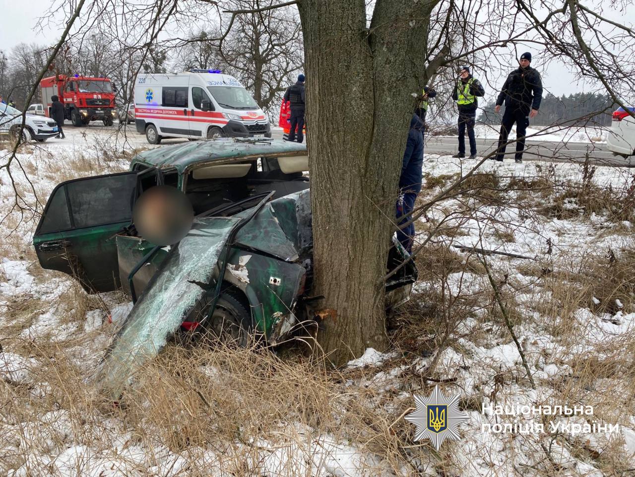 Смертельна ДТП у Вінницькому районі: пасажирка загинула на місці, водій у лікарні