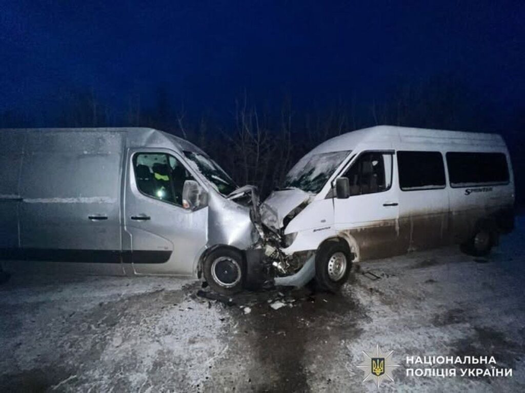 Через зіткнення автівок на Вінниччині госпіталізовали трьох осіб