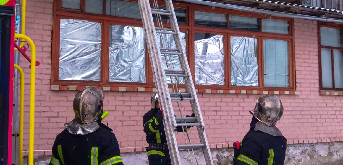 Вінницькі надзвичайники через вікно потрапили до оселі, щоб врятувати жінку