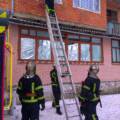 Вінницькі надзвичайники через вікно потрапили до оселі, щоб врятувати жінку