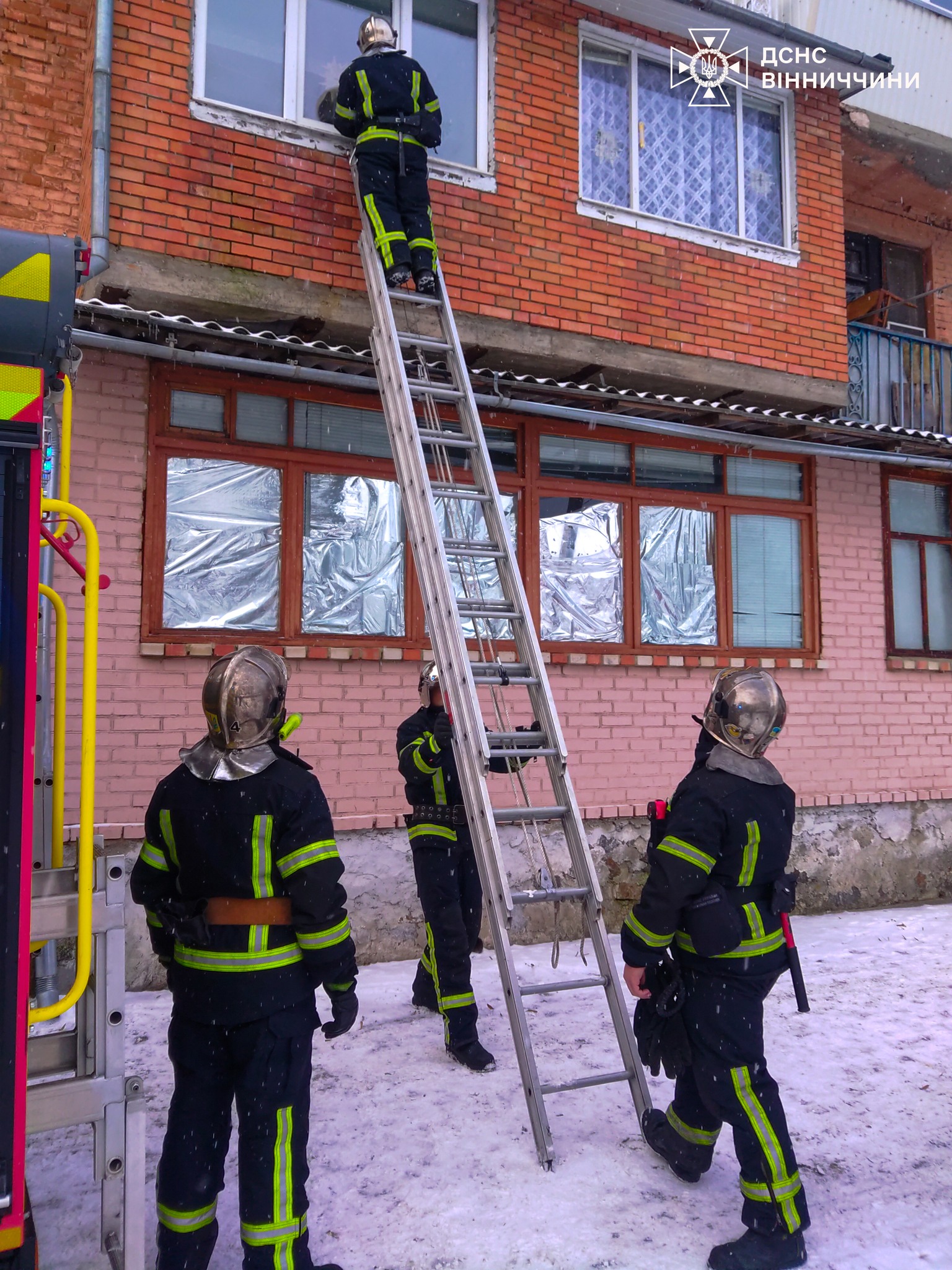 Вінницькі надзвичайники через вікно потрапили до оселі, щоб врятувати жінку