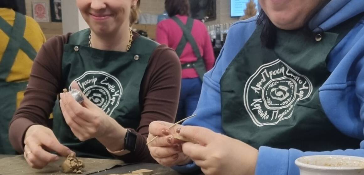 612169222_906180035084875_1216415870262821491_n Сотню глиняних оберегів передали захисникам вінницькі волонтерки