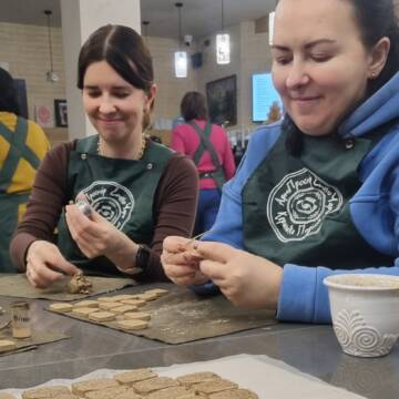 Сотню глиняних оберегів передали захисникам вінницькі волонтерки