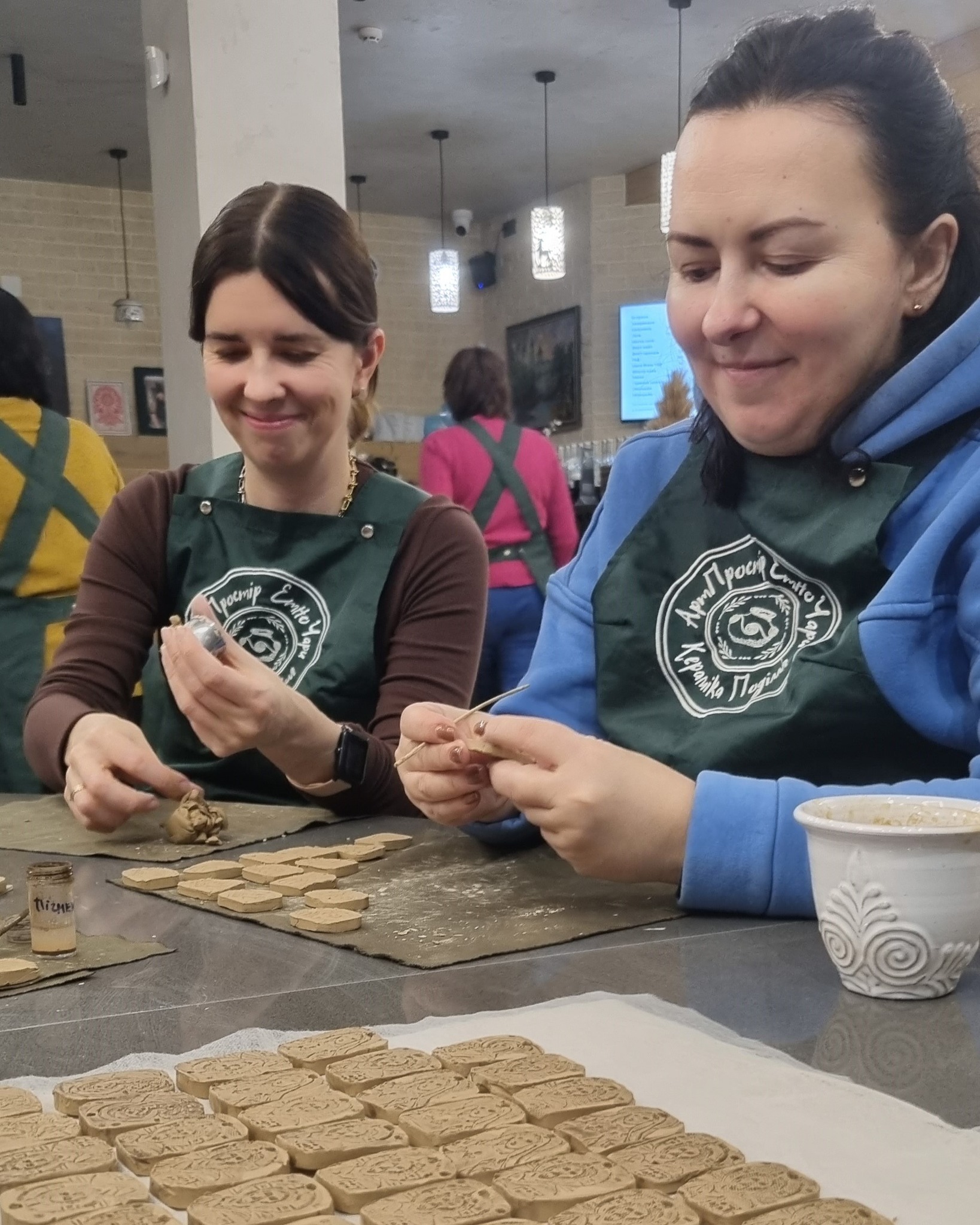 Сотню глиняних оберегів передали захисникам вінницькі волонтерки