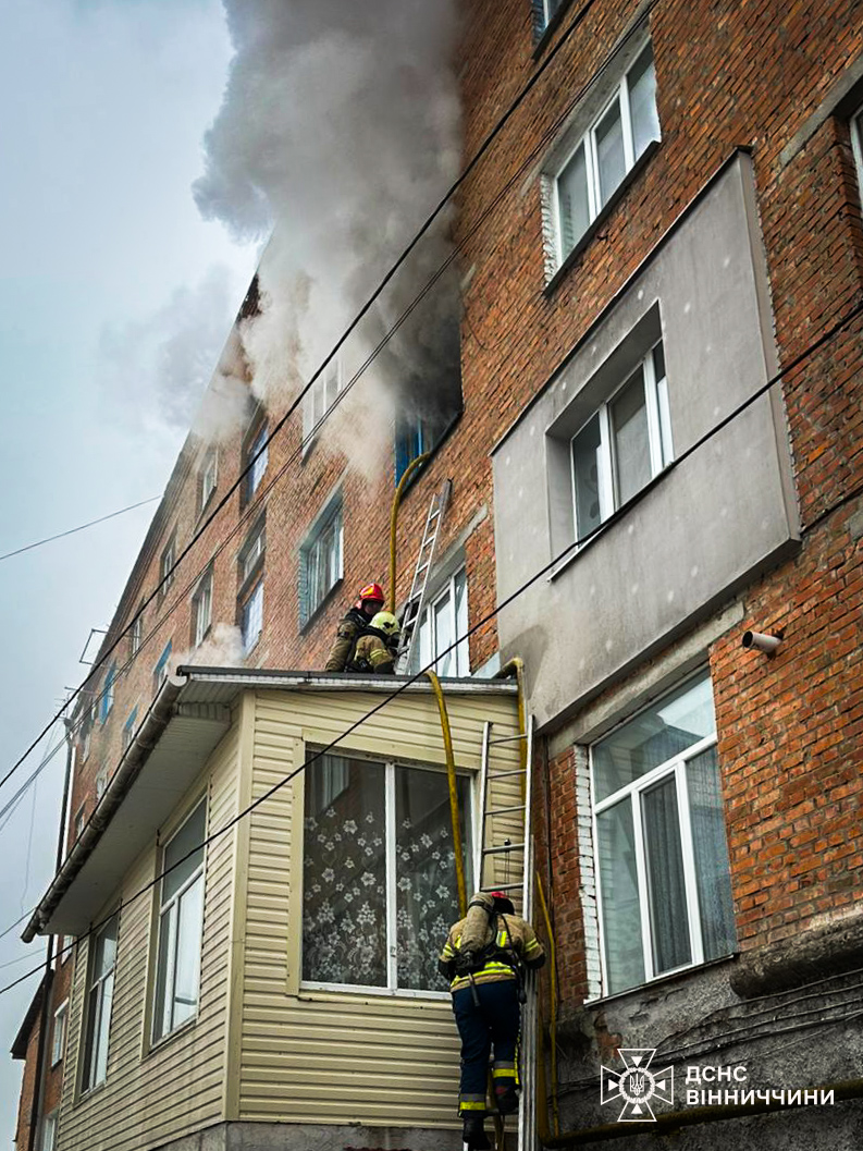 У Вінниці під час пожежі в багатоповерхівці рятувальники врятували двох дітей