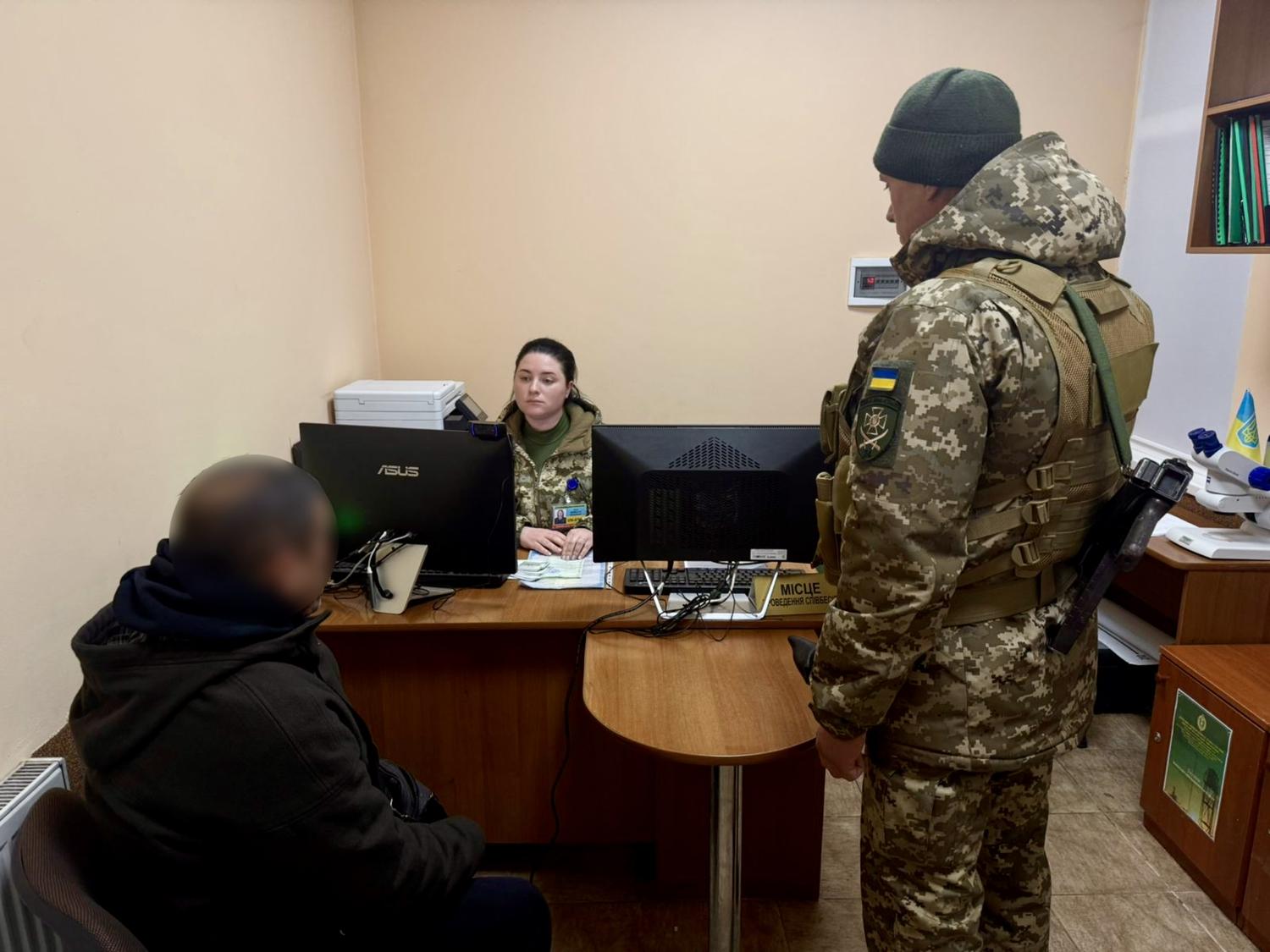 На кордоні у Вінницькій області іноземець запропонував хабар за родича