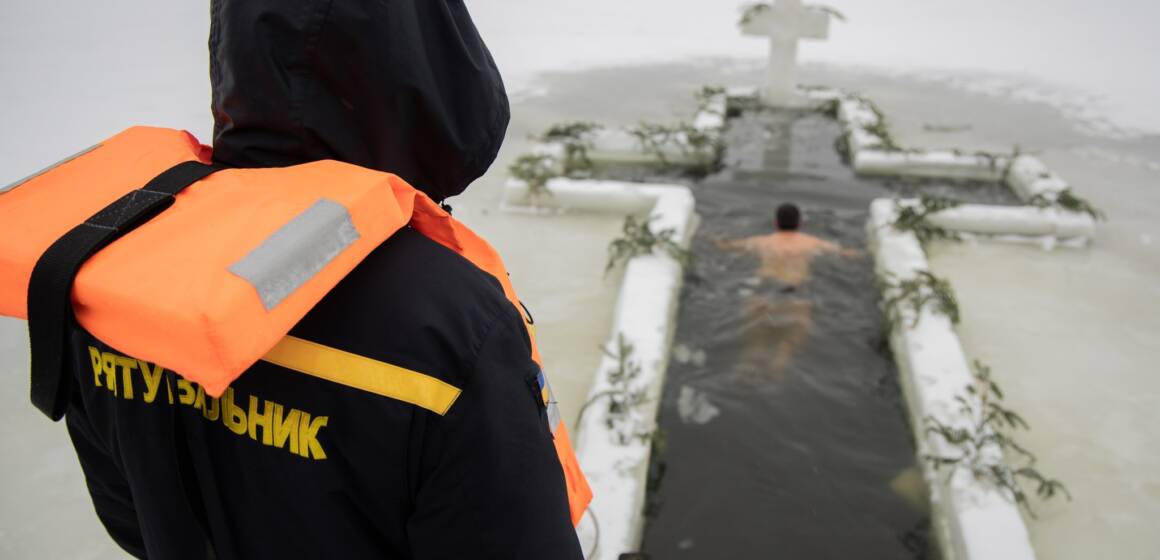 Безпечне Водохреще: рятувальники Вінниччини чергують біля ополонок