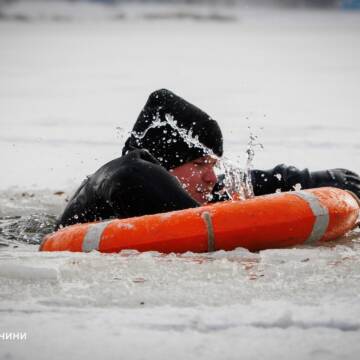 Вінницькі надзвичайники відзняли відеоінструкцію з порятунку на льоду