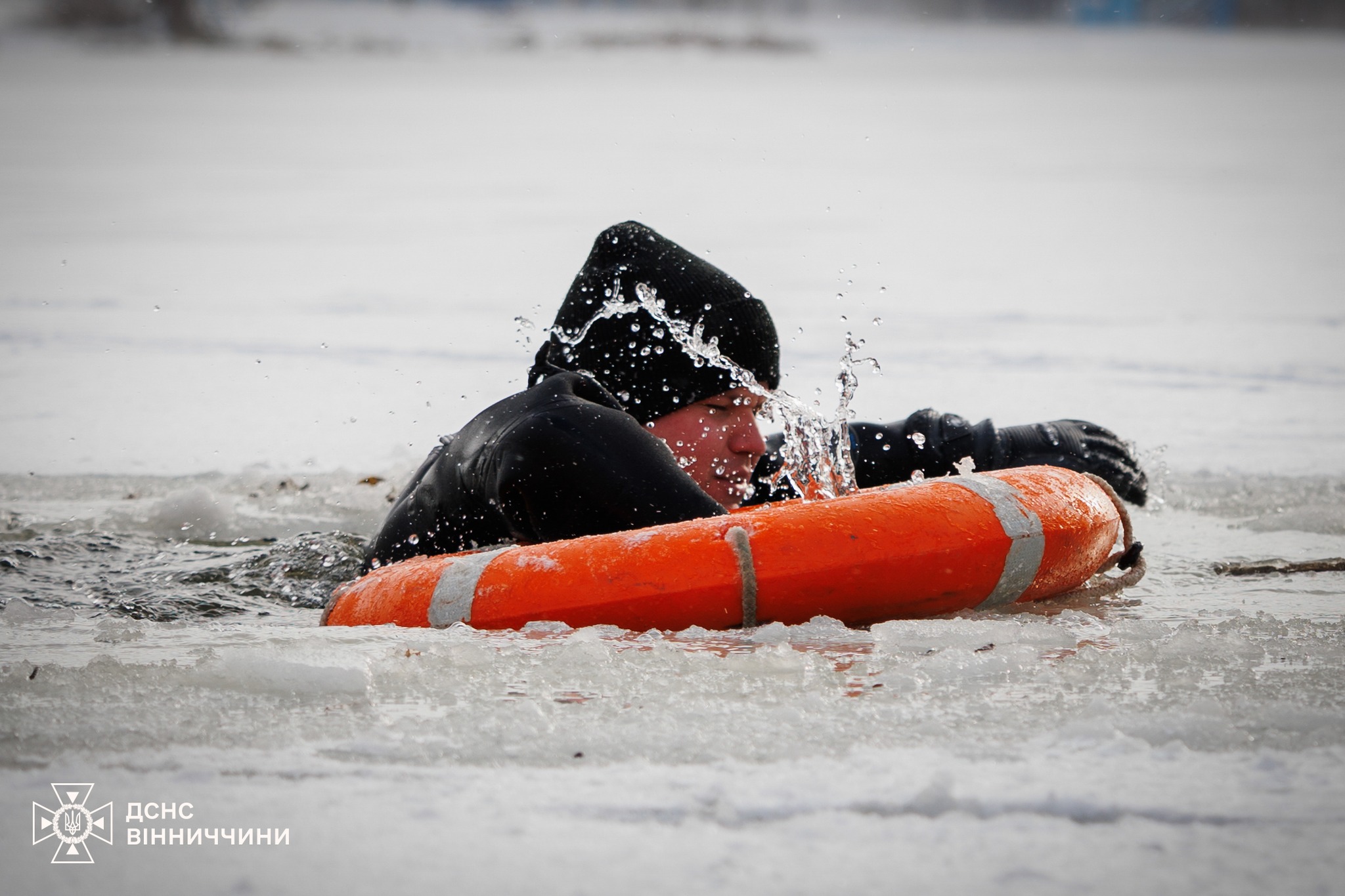 Вінницькі надзвичайники відзняли відеоінструкцію з порятунку на льоду
