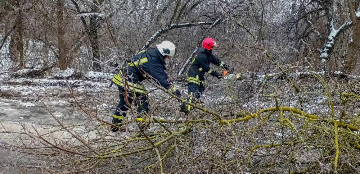 Рятувальники Вінниччини ліквідовують наслідки негоди: допомога водіям і медикам