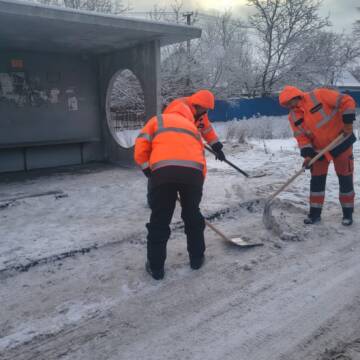 615710685_122148737018889908_5261067809038593768_n Дорожники Вінниччини вручну борються з негодою