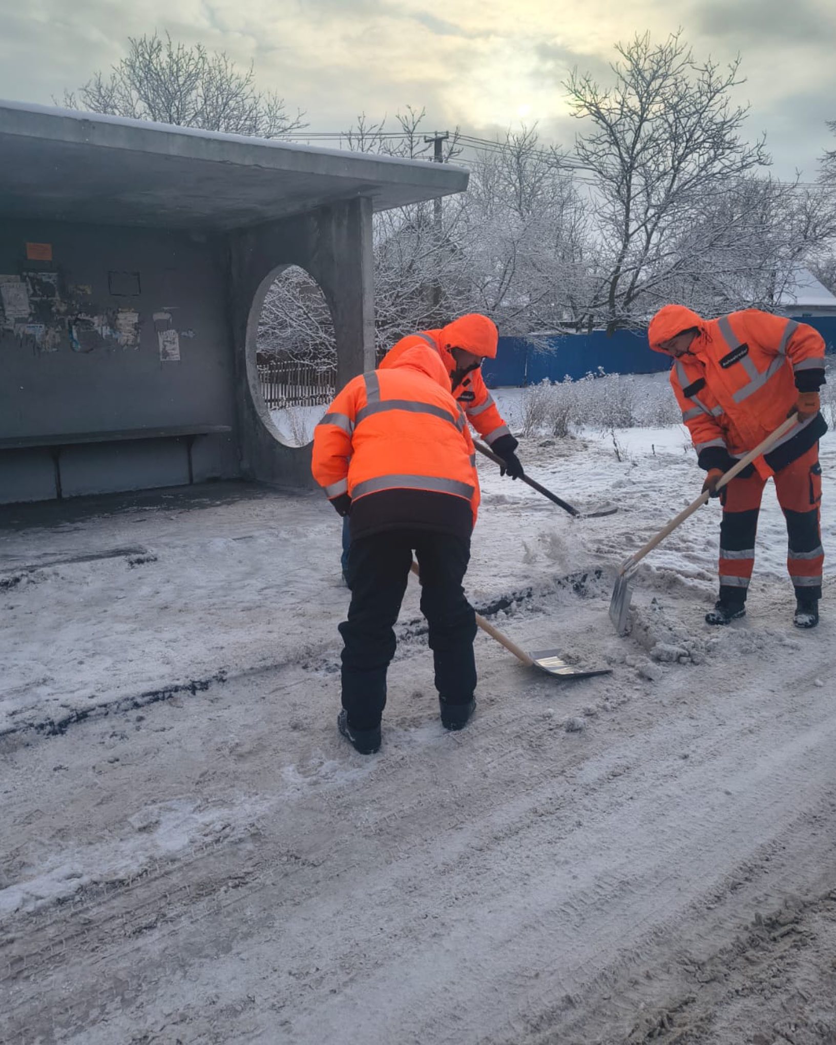 Дорожники Вінниччини вручну борються з негодою
