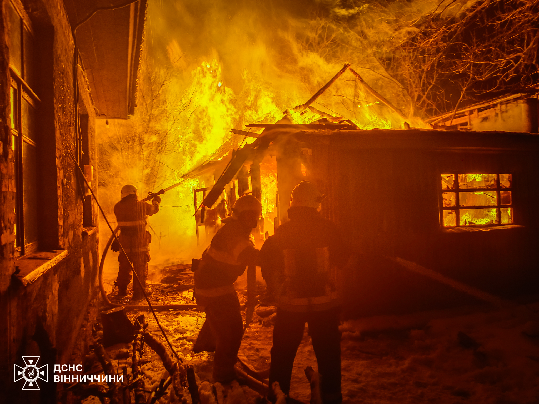 13 пожеж за добу: горіли авто, будинки та пансіонат для літніх людей