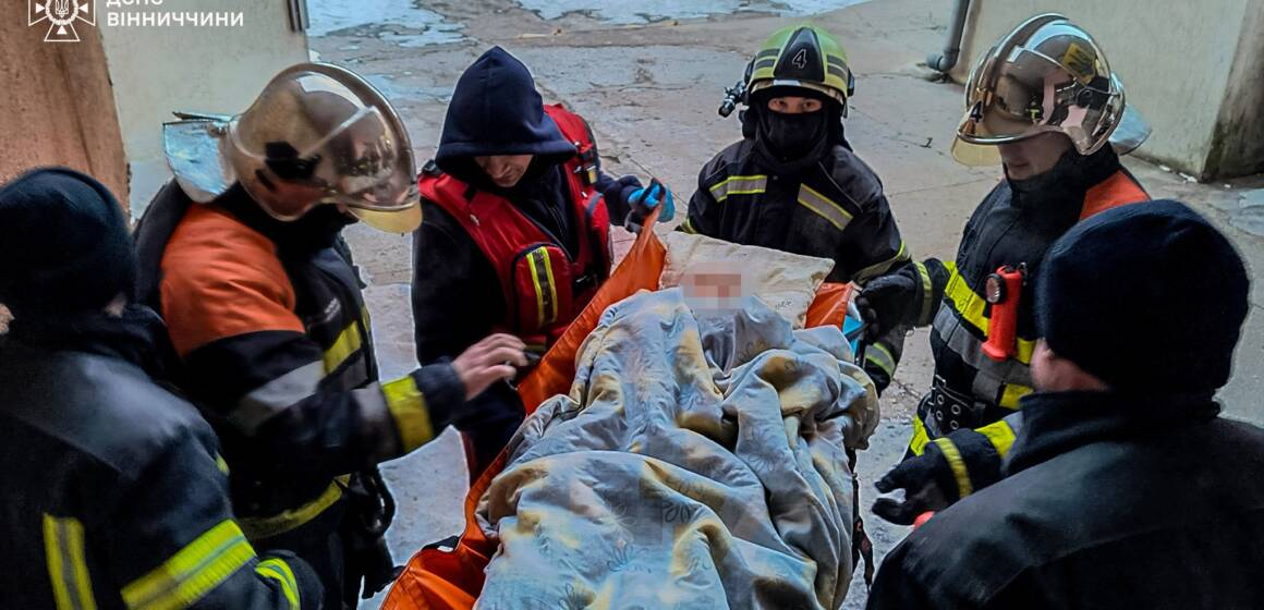 Дитина в замкненій квартирі та травмована бабуся: рятувальники тричі виїжджали на екстрені виклики