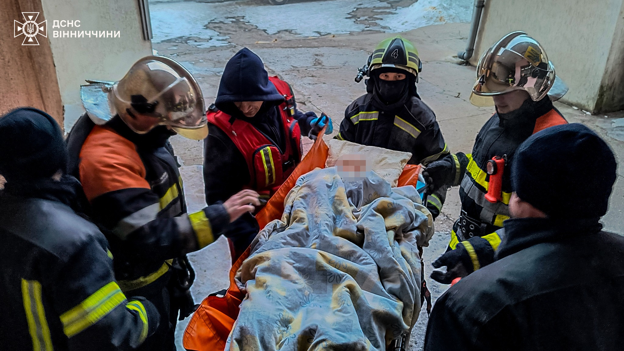 Дитина в замкненій квартирі та травмована бабуся: рятувальники тричі виїжджали на екстрені виклики