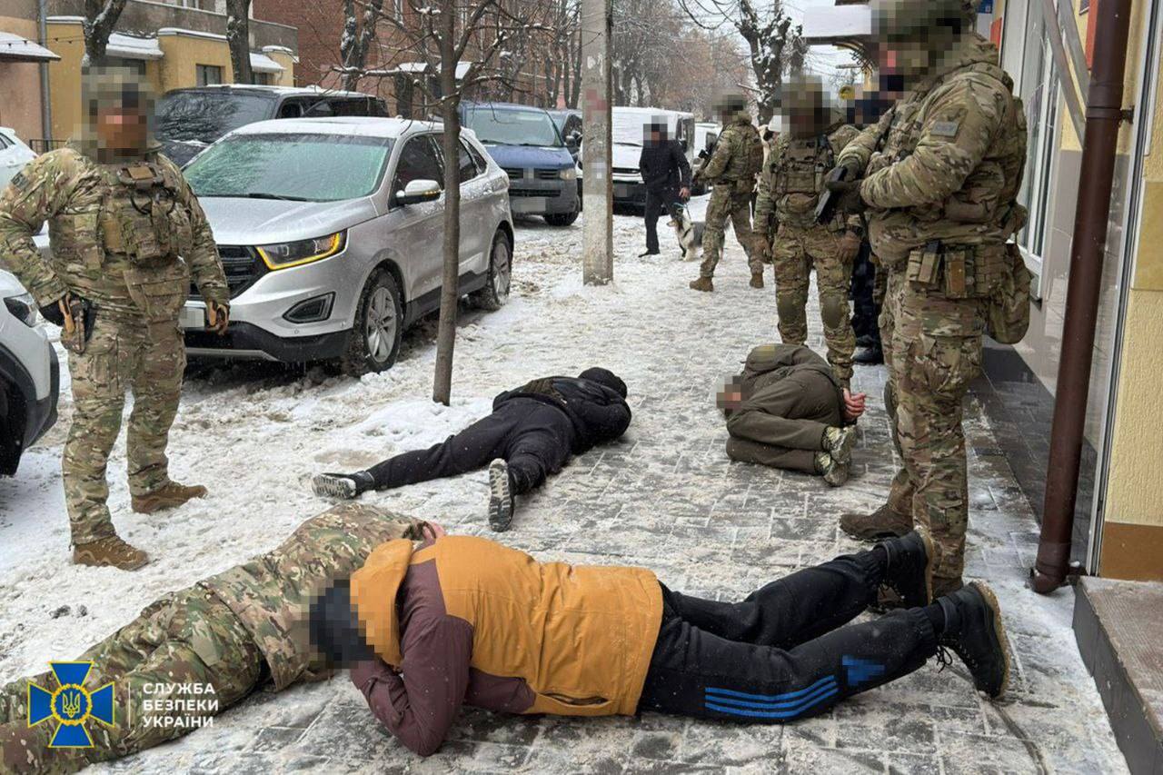 СБУ та Нацполіція викрили у Вінниці угруповання, що продавало ухилянтам фейкові посвідчення