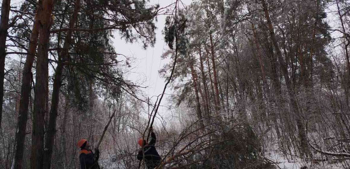 619342076_122209285958050141_6786271155645889925_n Гайсинські енергетики повернули світло у 36 населених пунктів