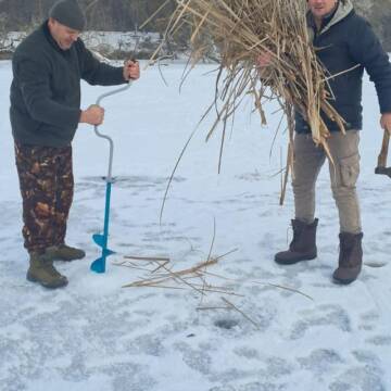 Боротьба за кисень: на Вінниччині рятують рибу від зимової задухи