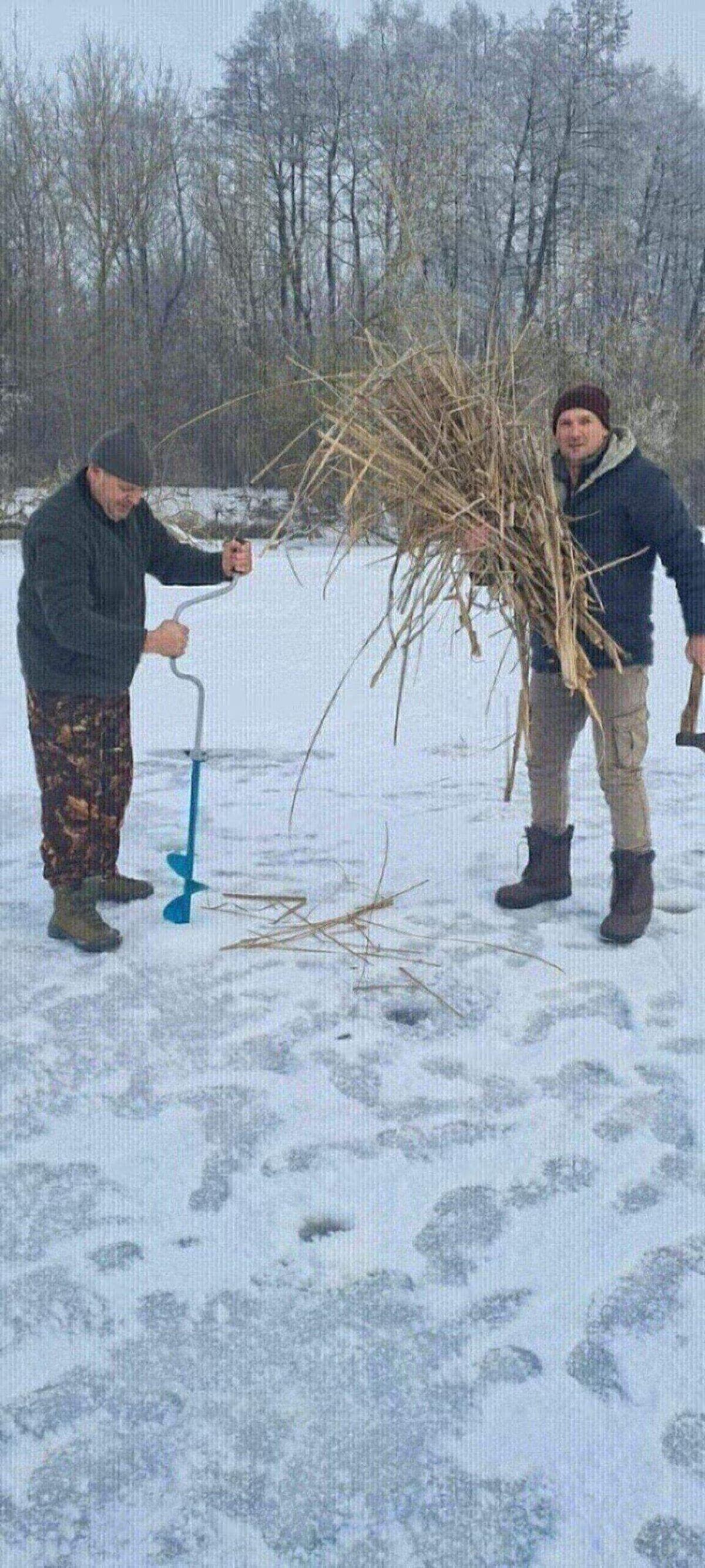 Боротьба за кисень: на Вінниччині рятують рибу від зимової задухи